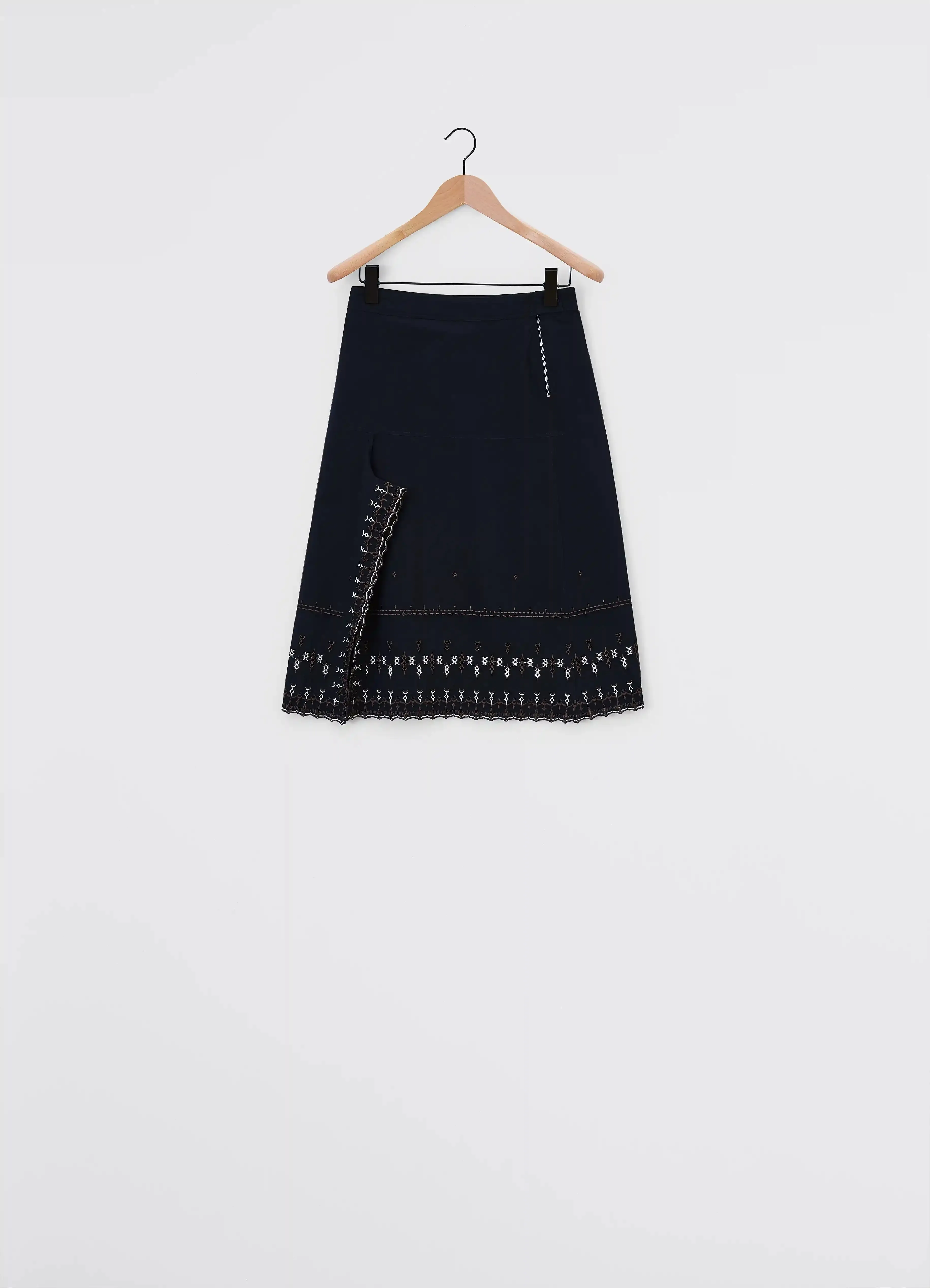 EMBROIDERED SKIRT WITH SLIT